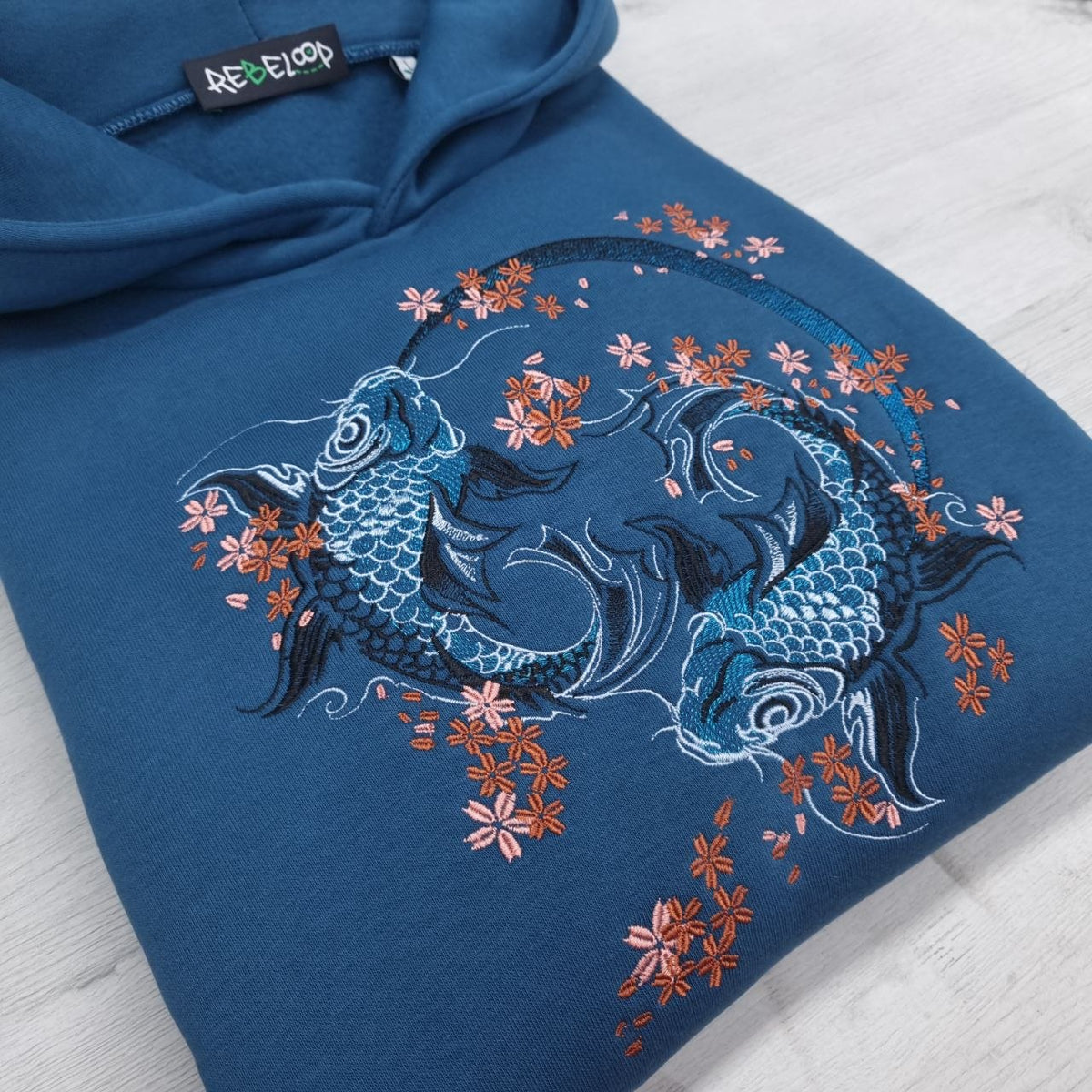 Felpa ricamata Carpa Koi Azzurro