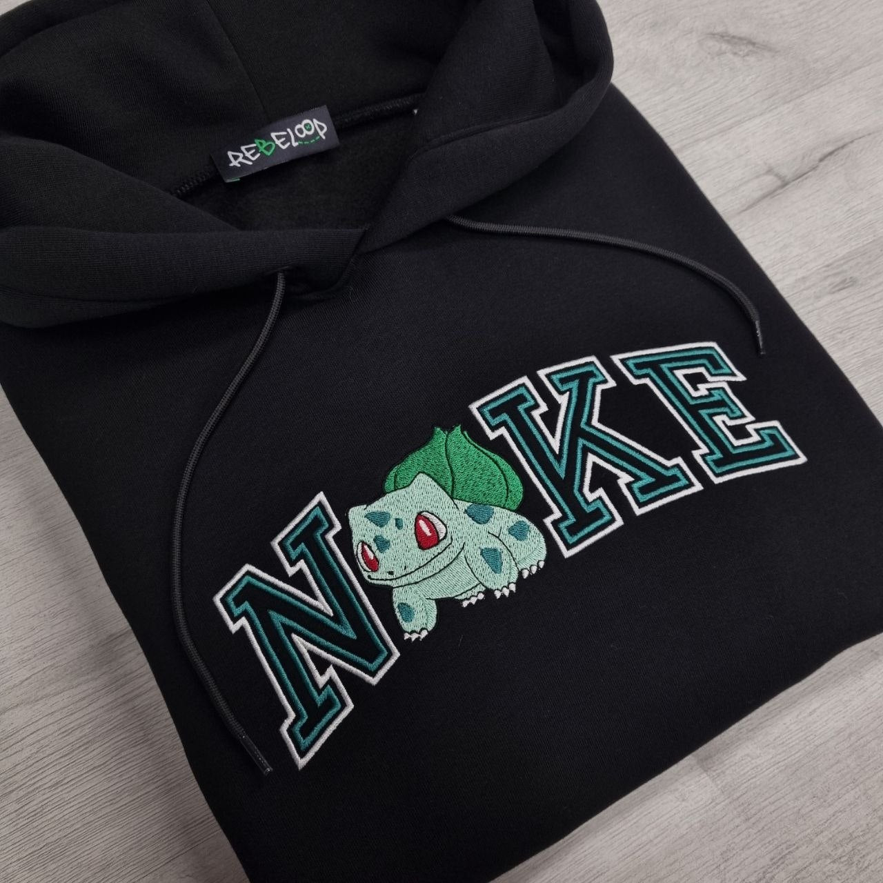Felpa ricamata Bulbasaur (black)